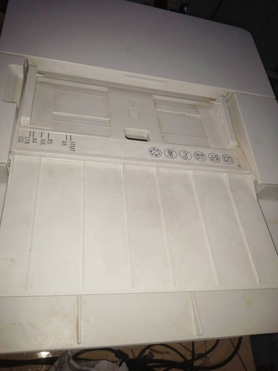 بسبب الوعود الكاذبة تم اعادة النشر 
طابعة ليزر ملونة متعددة الوظائف مصممة للمكاتب الصغيرة والمتوسطة، تدعم الطباعة والنسخ والمسح والفاكس. تتميز بسرعة طباعة تصل إلى 21 صفحة في الدقيقة وشاشة لمس ملونة مقاس ‎12.7‎ سم، مع دعم الاتصال اللاسلكي والطباعة عبر الهواتف الذكية. توفر طباعة تلقائية على الوجهين وسعة إدخال ورق تصل إلى ‎250‎ ورقة، وتعمل مع أنظمة Windows وMac وLinux.

طابعة ليزر ملونة متعددة الوظائف مصممة للمكاتب الصغيرة والمتوسطة، تدعم الطباعة والنسخ والمسح والفاكس. تتميز بسرعة طباعة تصل إلى 21 صفحة في الدقيقة وشاشة لمس ملونة مقاس ‎12.7‎ سم، مع دعم الاتصال اللاسلكي والطباعة عبر الهواتف الذكية. توفر طباعة 
تلقائية على الوجهين وسعة إدخال ورق تصل إلى ‎250‎ ورقة، وتعمل مع أنظمة Windows وMac وLinux.

استعمال قليل 
كامله فقط نقص حبر شرط الشغل 

السعر 350 وبيها مجال للشراي 
مكاني نجف ..


**إذا كنت صاحب هذا الإعلان وتريد حذفه لأي سبب، رجاءا أرسل رسالة إلى الدعم الفني**