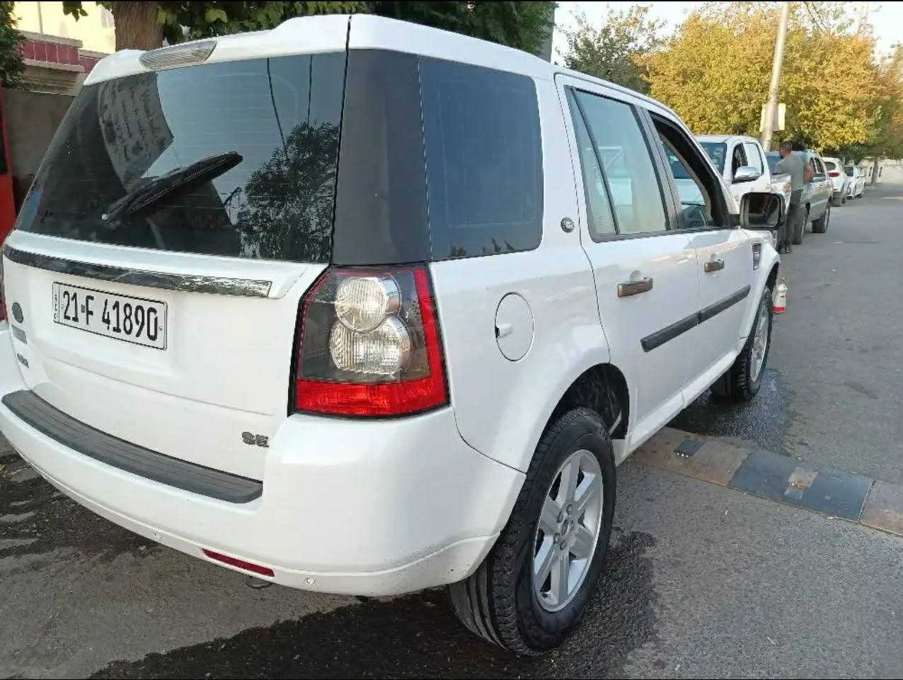 لاند دروڤه ر2012
***********
***********
بي بوياخ يه ك په له بوياخي هه يه 
به شه رتي گيرو مكينه و تبريد
گيرو مه كينه ي نه كراوه ته وه 
ناوي لوك لوك 
به ناوي خومه وه 
تا 2030 تازه يه مانگي دوو
سه ياره كه مالي دوسته 
زور زور مه زبوته 
هه موو گياني به شه رتي سه د فيته ر 
وكاله تحويل چيت ويست خومم89گه لا ومعامه له له سليمانيم هه واري شار السليمانية, العراق
