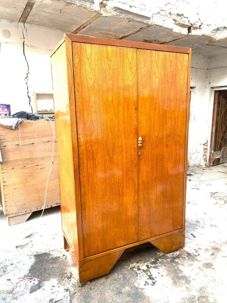 كنتور خشب صاج عراقي تسكام نضيف وسعره بلاش مصبوغ وملمع وجاهز مكاني بالقاسم ***********
