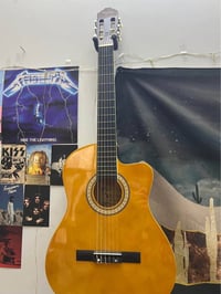 گيتار جديد استعمال قليل و اوتار جديدة + جنطة  رقمي واتساب : 0783829116...