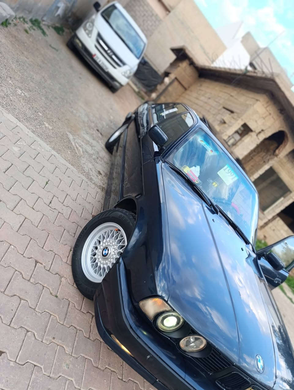 سلام عليكم 
للبيع BMW 520 مديل 91 لون نيلي 
گير عادي فتحه سقف و جام كهربائي كشنات جلد گير محرك كهربائيات كلها بشرط منظومه زنون صدر امامي خلفي كلها بشرط 4 تايرات جديدة ويل خليه جديد رقم سليمانيه رقم و السنويه جديده لحد 2029 السيارة جاهزة صبغ جماليه 
السعر 53وبي مجال مكاني كركوك 
*********** واتساب 
***********
