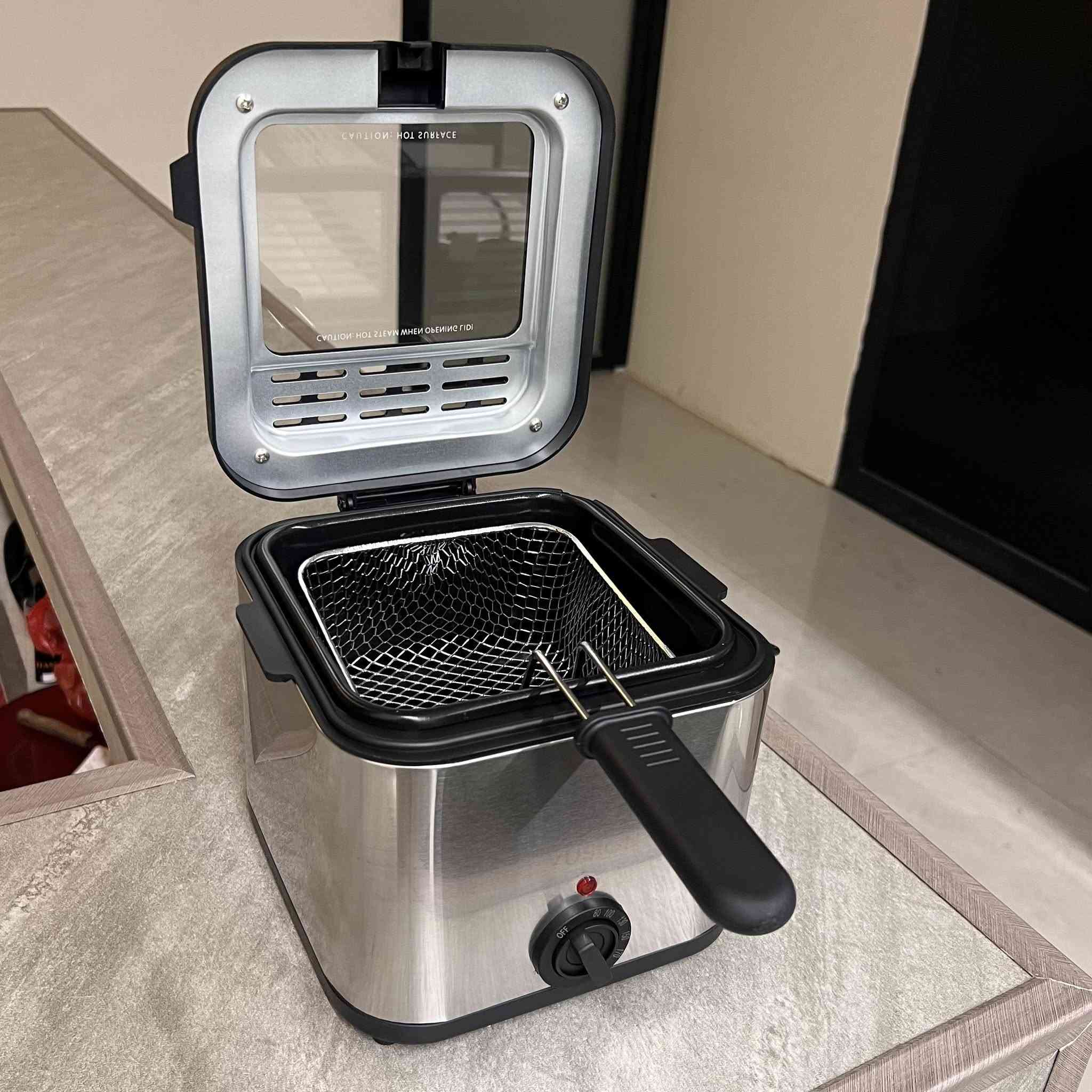 قلاية كهربائية متعددة الاستخدام – Multifunction Fryer سعة 2.5 لتر
للحجز راسلو عل هذا الرقم ***********
قلاية كهربائية عملية مصممة للقلي اليومي، مناسبة للاستخدام المنزلي وتحضير أصناف متعددة بسهولة.

• تصميم قلاية كهربائية متعددة الاستخدام

• سلة قلي معدنية مع مقبض لسهولة رفع الطعام

• مناسبة لقلي البطاطس، الدجاج، النقانق، الخبز، الخضروات والمأكولات البحرية

• حجم مناسب للمطابخ المنزلية والاستخدام اليومي

• تشغيل كهربائي بقدرة واضحة ومناسبة للقلي

• غطاء علوي

المواصفات:
• السعة: 2.5 لتر
• القدرة الكهربائية: 1000 واط
• الجهد الكهربائي: 220V
• التردد: 50Hz
• الوزن الصافي: 1.9 كغم
• الوزن الإجمالي: 2.0 كغم

محتويات العلبة:
• قلاية كهربائية متعددة الاستخدام
• سلة قلي معدنية
• غطاء القلاية (مرفق مع الجهاز)
