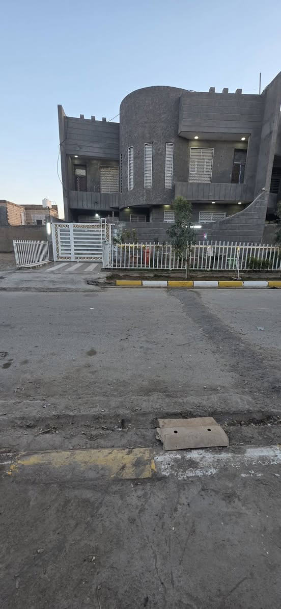 دار للبيع
طابقين مساحه 250بناء 2023المكان حي الصادق ثاني بيت عن الشارع الرئيسي مقابيل سنتر جنة الصادق
تفاصيل البيت غرفتين نوم مجمع صحيات كامل صاله داخليه استقبال +هول مفتوح
مطبخ حار وبارد
طابق الثاني 5غرف ومجمع صحيات وصاله درج للطابق الثالث  كراج سيارة وصحيات خارجيه
للستفسار الاتصال عل رقم ***********
