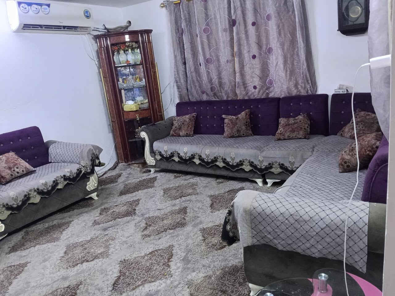 بيت للبيع العنوان الشعب شارع الصحة حي الجزائر قرب المركز الصحي للجزائر
تفاصيل البيت :الواجهة ٦ ..النزال ١٥ ....الطابق الأرضي يحتوي على استقبال واسع وكراج يوسع للسيارة وتزود من مساحته نوع السقف عكادة شيلمان ويحتوي الطابق الأرضي على مطبخ وحمام +تواليت وغرفة صغيرة للغسالة 

مدخلين للبيت من المطبخ ومن الاستقبال 

ويحتوي الطابق الاول على غرفتان واسعتان وبلكونة 

للاستفسار الاتصال على الرقم ***********

(السعر 120مليون )
المنطقة والموقع حلوات صيدلية وعيادة ومستوصف وفرن صمون ومطعم وانشائيات واسواقات مسافة السوق منه ٣ دقائق يعني موقع مريح
