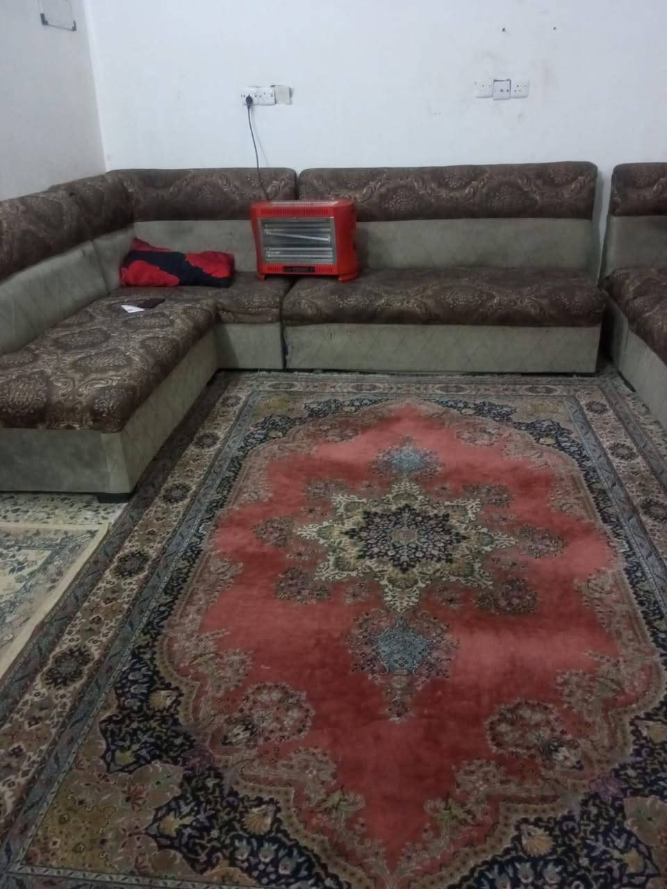 السلام عليكم تخم كامل للبيع يعرة 200 وبي مجال ومجمدة هم اريد ابيعهة مكانهن المسارة الولى ***********
