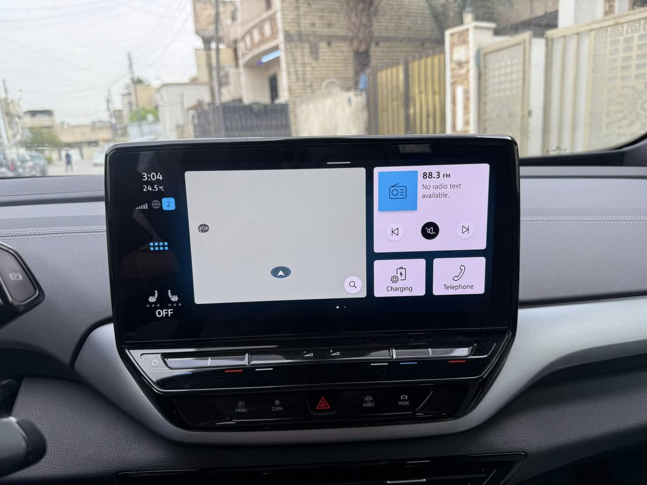 🚗 للبيع – Volkswagen ID.4 كهرباء ⚡

الموديل: 2024  
الوارد: كندي 🇨🇦    
اللون: سلفر مميز ✨  

🔋 بطارية كبيرة 82 kWh  
🚗 مدى يصل الى 420 – 430 كم بالشحنة الواحدة  
⚡ شحن سريع 10% الى 80% خلال حوالي 30 دقيقة
مع شاحن اصلي ياتي مع السياره ايضاً (شحن بطيئ)  
🧠 شاشة كبيرة ونظام ذكي  
🛋️ مريحة جداً بالعزل والسواقة  
📦 مساحة واسعة للعائلة والسفر  
💰 اقتصادية جداً بالصرف (بدون بنزين)

المواصفات:
- شاشة كبيرة + كاميرا خلفية 
- حساسات  360 درجة 
- تشغيل بصمة
- تكييف ممتاز
- نظام أمان متطور
- كراسي مريحة جداً نصف جلد نصف قماش 
- سيارة هادئة جداً بالسير

📍 السيارة جاهزة للفحص
السعر: (180$)
📞 للتواصل: (***********)

سيارة كهرباء حديثة – صرف قليل – تكنولوجيا متطورة
فرصة ممتازة لمن يريد سيارة حديثة
