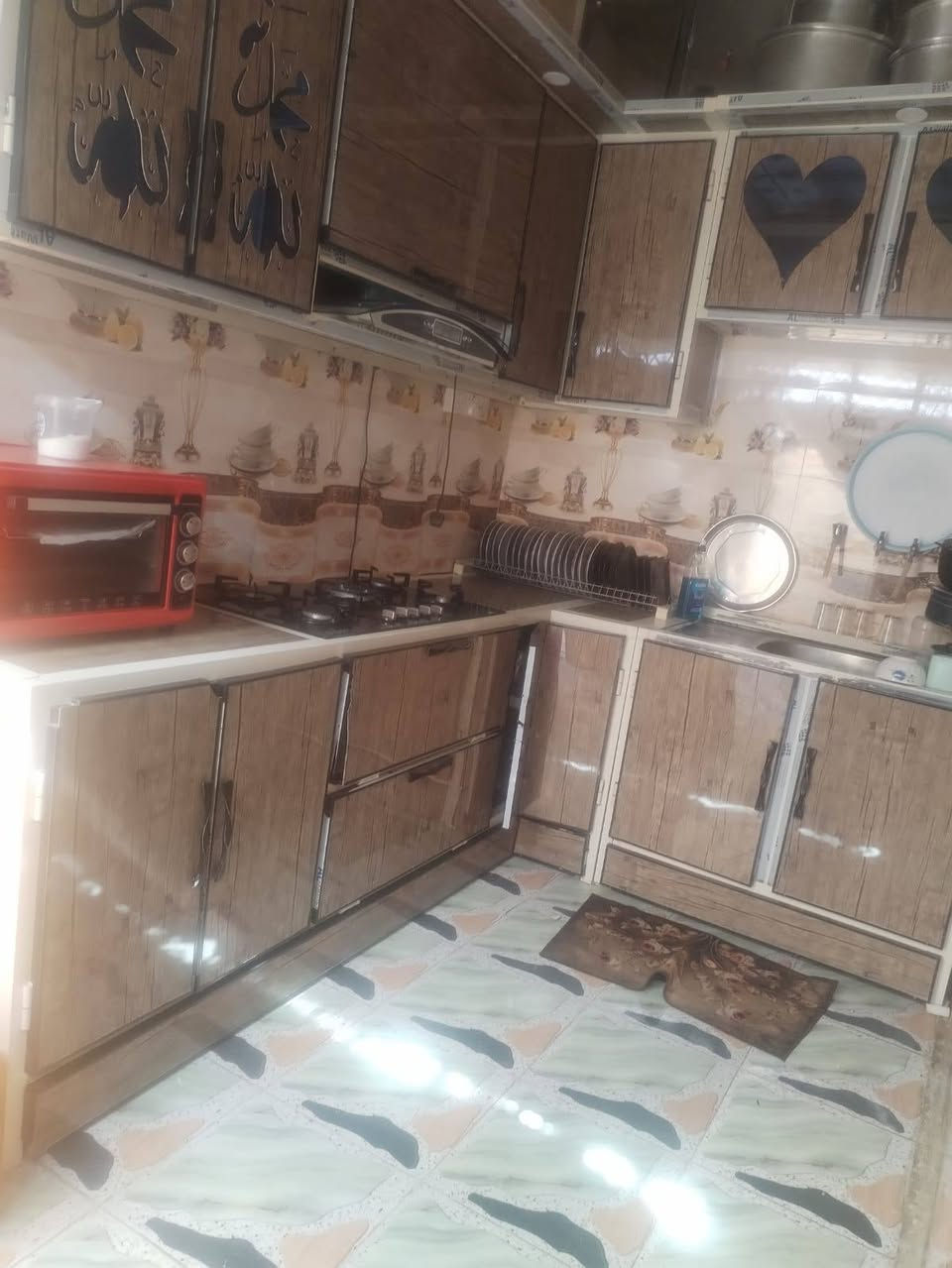 السلام عليكم بيت للبيع مساحة 100متر مربع البيت دولان البيت طابقين الطابق الارضي يحتوي  استقبال وغرفة وصالة ومطبخ وصحيات داخيات ومكشوفه (طارماه) الطابق التاني  يحتوي (2 غرفه ) غرفتين وصالة وتشاريف كامله المكان النجف حي الشرطة خلف سوك العصري شارع المنتزاء  سعر البيت (90) هذا رقم صاحب الدار *********** ملاحظة اني مكلف بالنشر خاربر راعيه البيت
