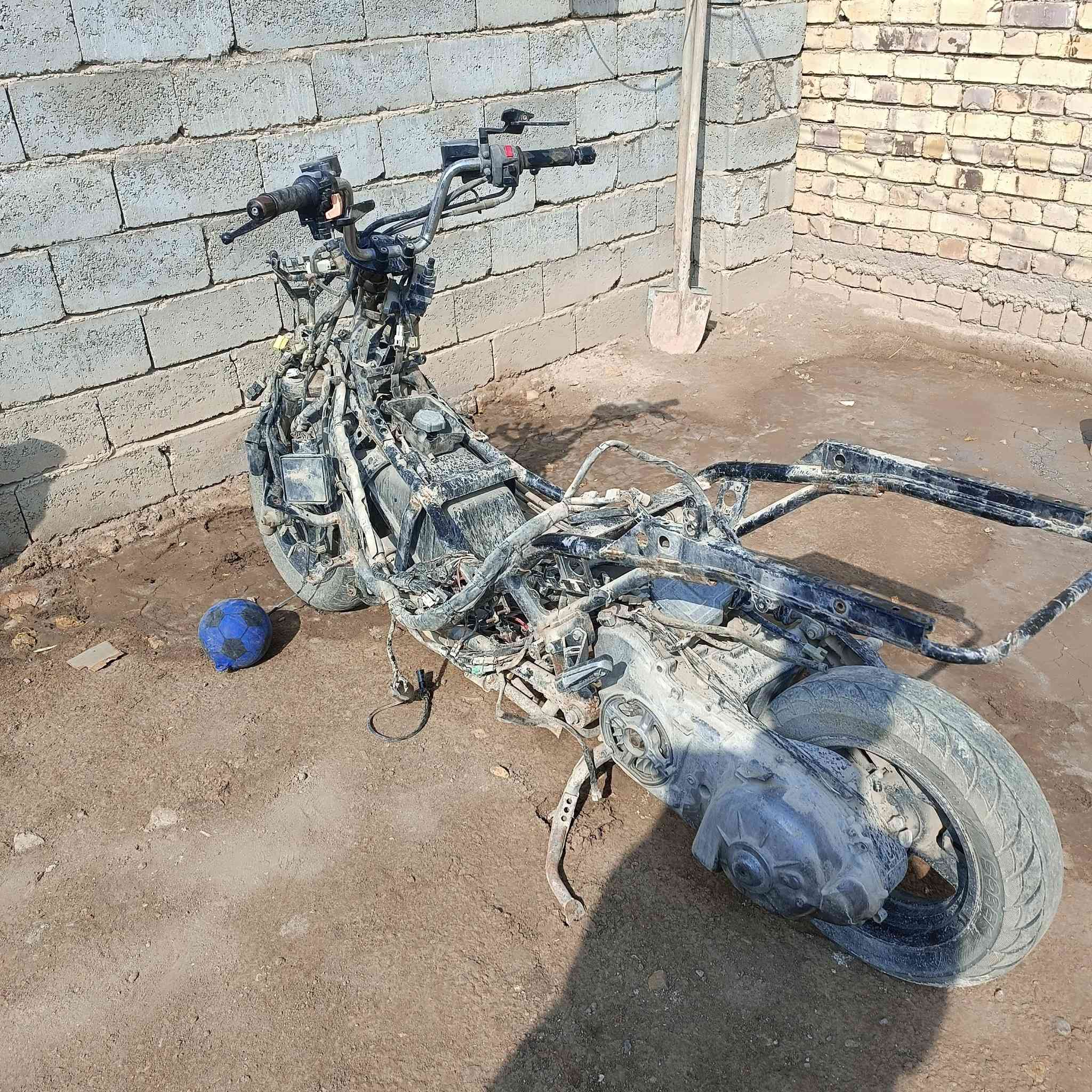 السلام عليكم فورزه كوم حديد الغراض كامله شاصي حساس عقل كفرات على حسب الاصول السعر 450وبيها مجال بصيط رقم الهاتف ***********
