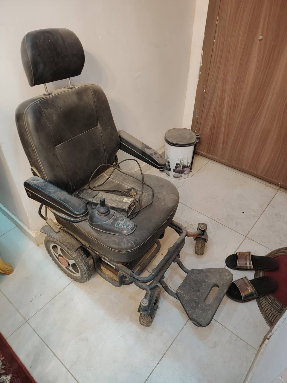 سلام عليكم كرسي معوقين شحن للبيع نظيف جدا متروك داخل الخزن للأستفسار الاتصال على الرقم***********
