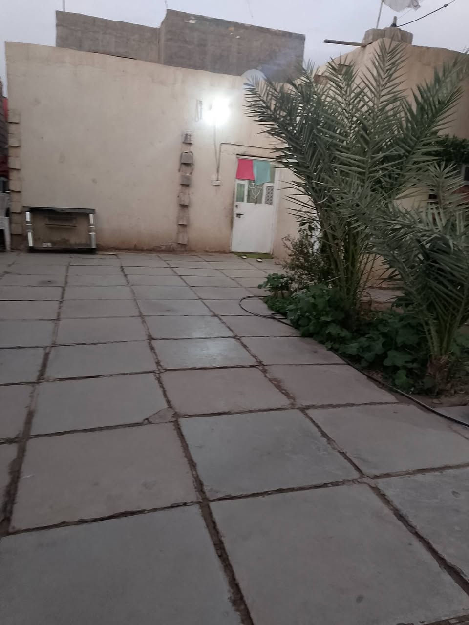 سلام عليكم الدار للبيع المكان القاسم ع حي السعيدي مقابل جامعه الخضراء يبعد عن طريق يا حسين 150متر المساحه 200متر الاستفسار على رقم ***********
