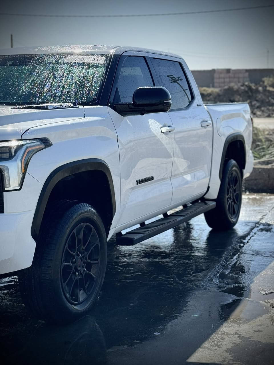 السلام عليكم. 

تندرا 2024 وارد امريكي فئة TRD OF ROAD. ماشيه 19 الف كيلوا متر. فول مواصفات بانوراما. بصمه دخول ذكي 6 كاميرات. وبعد بيها هواي مواصفات. مكفوله كفاله عامه من تبديل وسمكره وصبغ. عدا بارد بالبنيد صار بالعراق. والباقي كله مكفول. السونار مرفق بالمنشور رقم اربيل وتضليل بالسنويه 80%. مكان السياره بابل. للبيع او المراوس. 

***********
