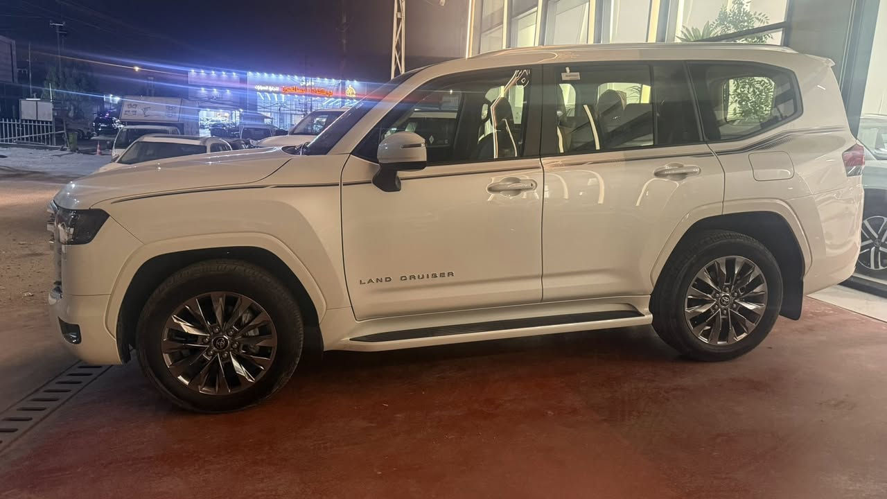 لاندكروز ساز ٢٠٢٥ ماشية ١٤ مقفولة ماعدة شخط صغير بالباب الخلفي حتى ما مكحل جي اكس ار محرك ٤٠٠٠ تنفس طبيعي السعر رجاءاً خاص او واتساب او اتصال 
***********
