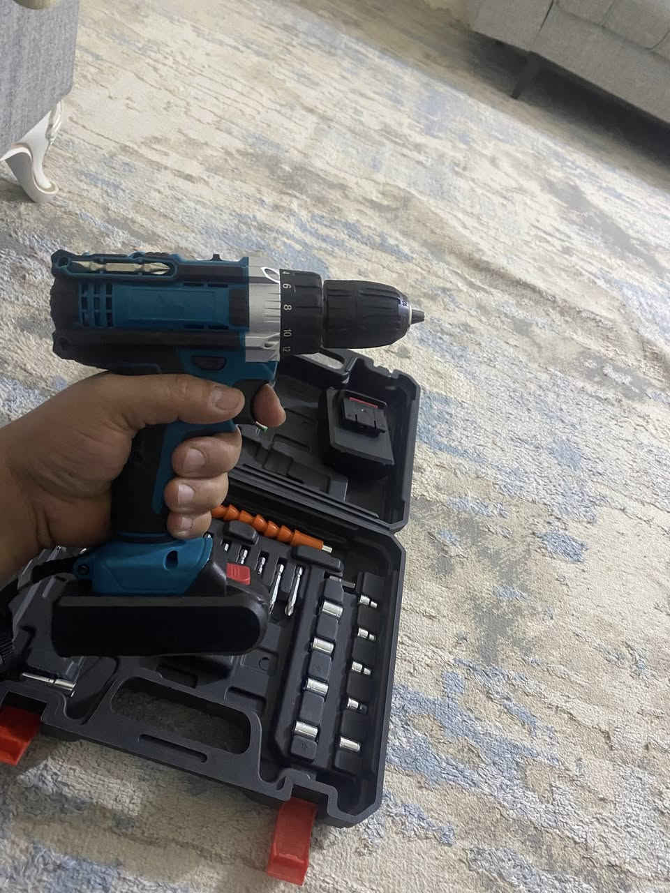 السلام عليكم
متوفر دريل شحن دبل بطاريه 
مع شاحنه 
مع عده درنفيس 
عده برينه 
عده لقم +تطواله 
السعر 25000الف 

احمد الحسيني ***********
