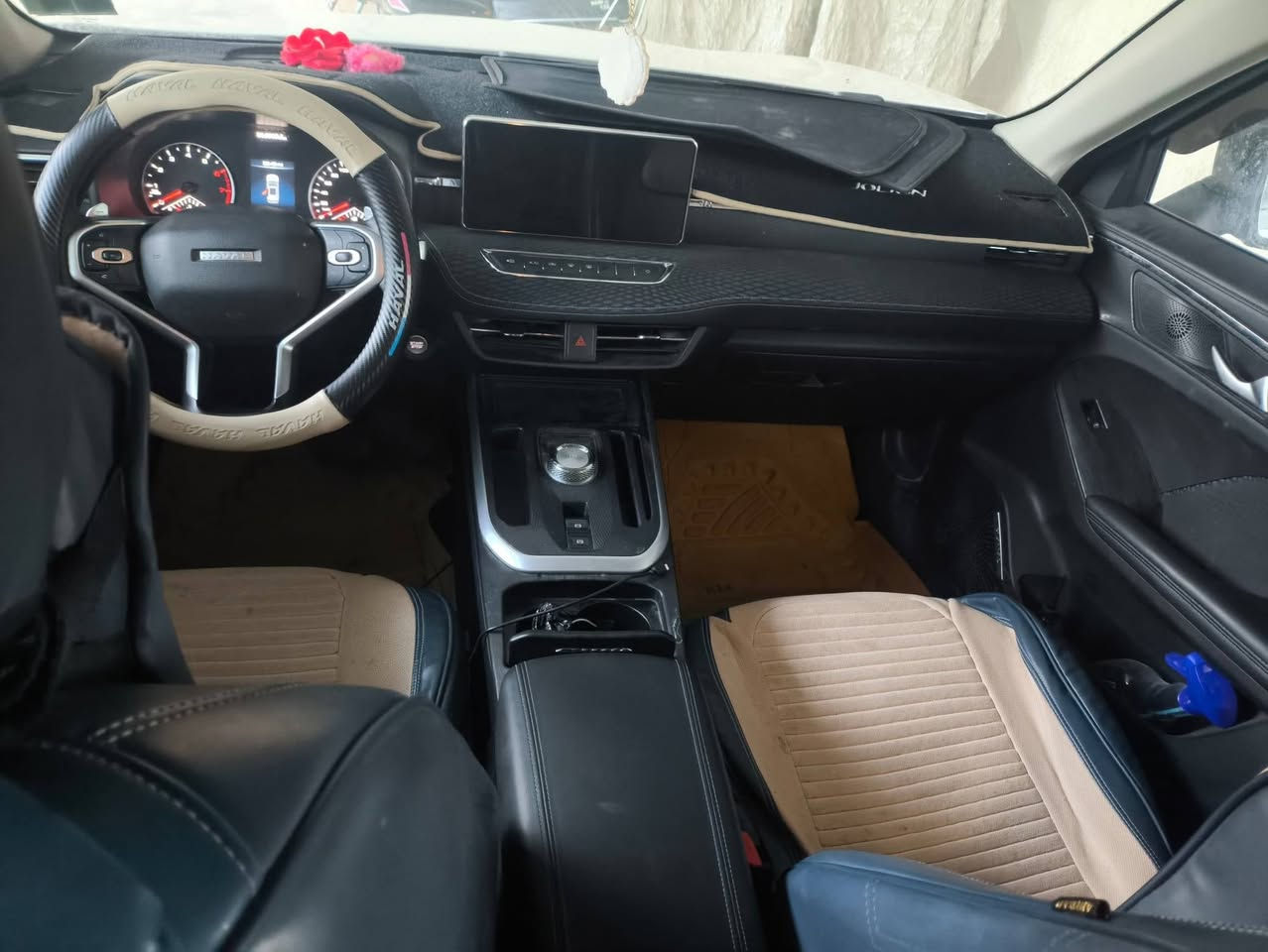 للبيع سيارة هافال جوليان Haval Jolion 2024
 نص فول
اللون: أبيض لؤلؤي
الرقم: بصره 

**المواصفات:**
- الموديل: 2024
- المحرك: 1.5 تيربو
- الكير: اوتوماتيك DCT
-المسافة: 30,000 كم قابل للزياده
- الفئة: نص فول 
- **اهم المواصفات**: 
  شاشة 12.3 انش، كاميرا خلفية، بصمة
  تحكم ستيرن، حساسات خلفية فقط
  كشنات جلد مع كفرات، تبريد خلفي، ويل 18 انش كروم
  رادار خلفي
- الضرر: شخط خفيفة بالدعامية الامامية فقط
- الحالة:كفاله عامة + وكالة وباسمي

**السعر: 135 ورقة وبيه مجال**
**المكان:** البصرة - النشوة 
**للاستفسار:** ***********

السيارة جاهزة للفحص في اي وقت
التفاوض بالمعقول
