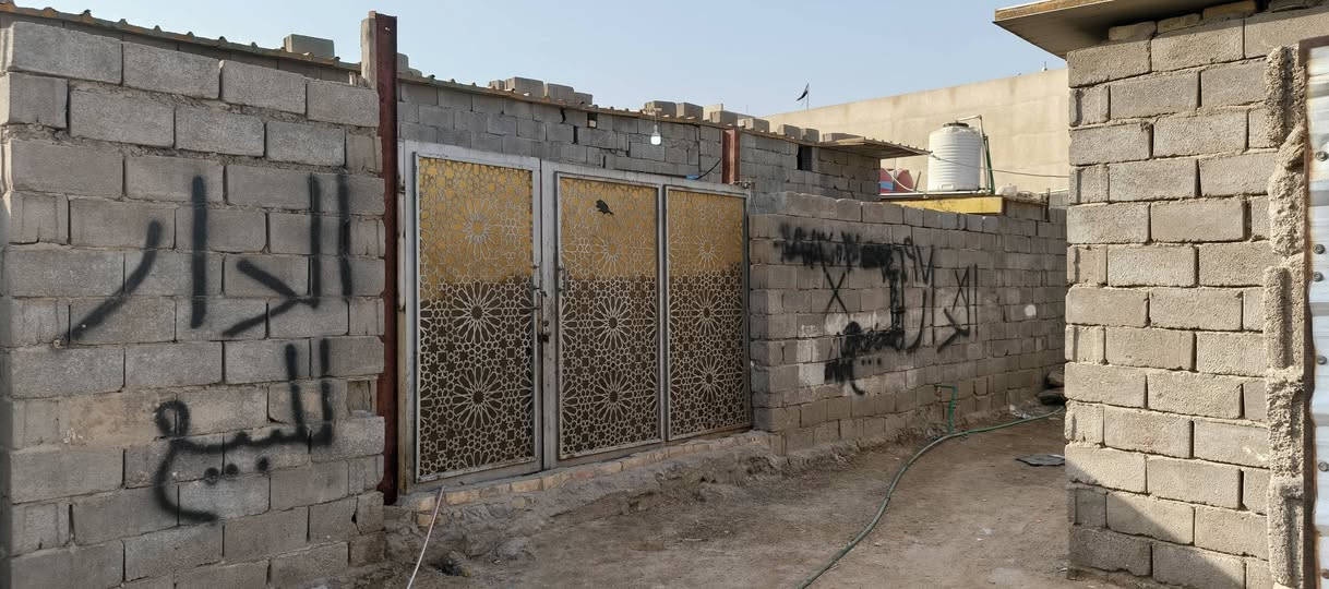 السلام عليكم، البيت في منطقة الجمعيات ورا عمارة أكادمية الثقلين، قرب مدرسة لؤلؤة البصره قرب مكتب عدي عواد، البيت مساحته حوالي 240 في 3 غرف، الصاله 8 مترات ودوانيه جبيره حمامين خارجيات وحمامات ***********
