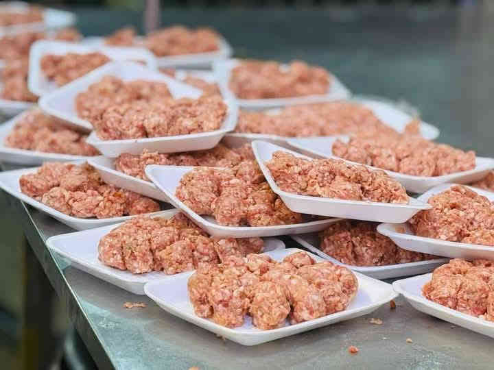 عمل اليوم.....😍 كفته لحم 

عيش التجربه احسن اختيار❤️❤️

مثل ما عودناكم شغل كدام العين لحومنا عراقيه 100%😍

 زبائننا الكرام مستعدون تجهيز جميع المطاعم والفنادق والحشد والمناسبات

ابواب المحل مفتوح من الساعه 8صباحا الى الساعه 11ليلا

يتوفر خدمه توصيل 

رقم المحل....***********
العنوان الامين الثانيه سوق الامين
