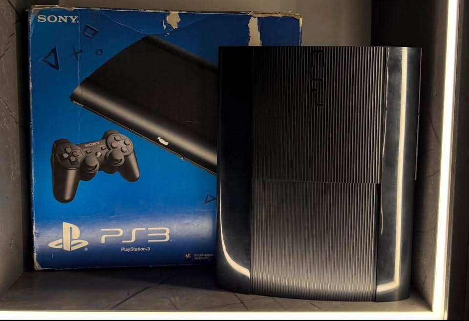 SONY.
bPS3
PlayStation 3
للبيع كونسل PS3 Super Slim بحالة ممتازة جداً، جهاز نظيف ومفحوص بالكامل V
٣ ست كامل مع الكارتون الأصلي المطابق
ويه جوستك 2 
جميع الأسلاك موجودة
ايشغل ألعاب PS3 الأصلية بكل سلاسة
*أ مناسب للاستخدام اليومي أو لهواة جمع
الأجهزة الكلاسيكية
فرصة مميزة لاقتناء أحد أفضل أجهزة الجيل
السابع بحالة كاملة ونظيفة.
سنة الإصدار: 2012
مهكر مع ثلاثين لعبة في الهارد
و اقراص 2
+دركسون لوجتك مع گير ودواسات استعمالهن قليل جانن مضمومات
للتواصل ***********
