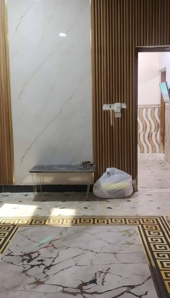 الجبيرية الثالثة المساحة 100 متر طابق واحد الفرع اللي مقابيل مكتبة الزقازيق سعره 46 قفل يتكون من غرفة وحدة وصالة واستقبال ومطبخ وكراج للاستفسار مراسلتنا او الاتصال ***********
