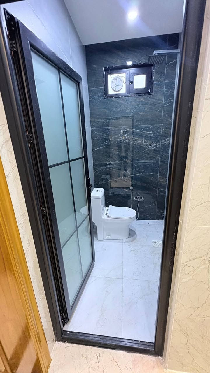 دار 100 متر قرب المستشفى الالماني في حي السلام جديد غير مسكون 
بناء هندسي 3 غرف نوم 
*********** جعفر ابو الجون للعقار
