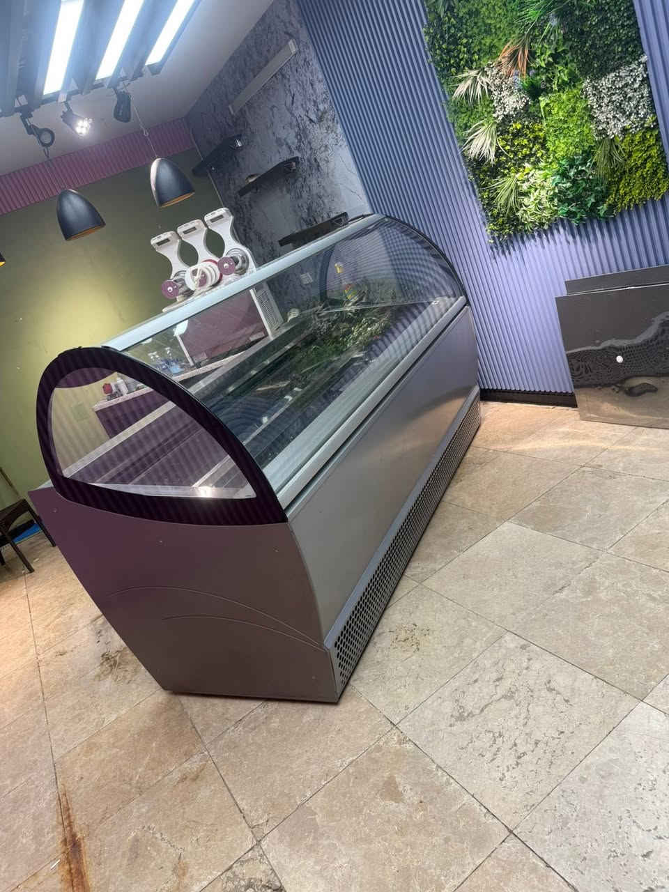 معروض للبيع مجموعة معدات احترافية (إيطالية المنشأ) بحالة ممتازة وجاهزة للشغل فوراً:
1️⃣ براد عرض آيس كريم (Showcase):
• الشركة المصنعة: ISA (إيطاليا 🇮🇹)
• الموديل: Millennium
• السعة: تتسع لـ 18 بلانك (حوض آيس كريم).
• الميزات: دبل كمبريسر (Double Compressor) لأداء تبريد قوي وعالي الكفاءة، مع تصميم عصري لعرض جذاب.
2️⃣ جهاز بسترة (Mixer):
• الشركة المصنعة: Technogel (إيطاليا 🇮🇹)
• الموديل: Mixtronic 110
• الوصف: غني عن التعريف، الأفضل لبسترة وخلط المزيج بدقة.
3️⃣ برج تبريد (Cooling Tower):
        •  برج تبريد (شلال): لضمان كفاءة تبريد المكائن (السوفت، العوارض، ومكائن الـ DS).
📍 الموقع: بغداد
📞 للتواصل والاستفسار (اتصال أو واتساب): ***********
