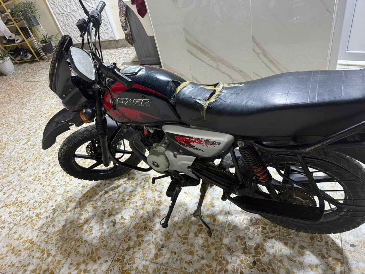 سلام عليكم :دراجه بوكسر موديل 2023:رقم وسنويه :دراجه خير من الله يرادلهة ترديب شويه مثل تغليف كشن جاملغ امامي :تنويه متواجد واتساب بس :***********
