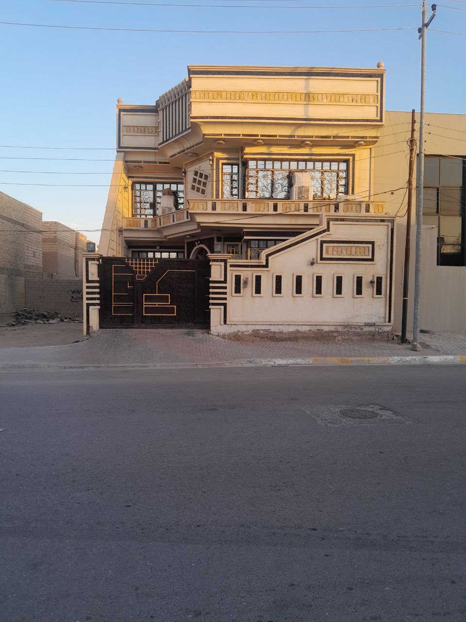 السلام عليكم
دار للبيع حي الاطباء شارع ١٥ تبليط نفس شارع الدفاع المدني سند باسمي ٢٠٠ متر بناء طابوك  + صب كونكريت مسلح يحتوي على ٦ غرف نوم وصالتين واستقبال ومنورين حمامات داخلية وخارجية طارمه كبيرة خدمات كاملة مدارس قريبة حي هادئ بناء درجة اولى خريطة حلوة جدا عندي تصوير فيديو للبيت للاستفسار ***********
