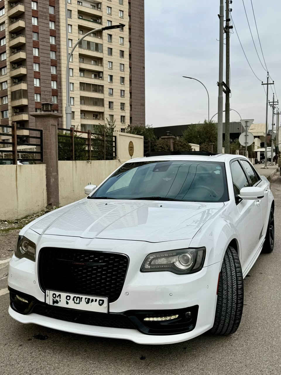 كرايسلر 300s 2021 رقم سليمانى..
وارد كندي ماشية 43ميل .. .
سيارة فول مواصفات معروفة ..
مكفولة كفالة عامه عدا شبر pdr .. 
سيارة جديدة بمعني كلمه جاهز من كلشي
مكان سيارة اربيل ..
***********
