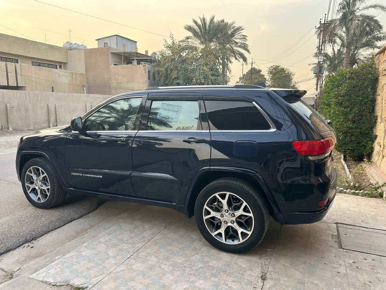 السلام عليكم اخوان
جيب موديل ٢٠١٤ (المرغوب) بانزين عادي 
بسعر ١٦٤ ورقه
ماشيه ١٥٥
محرك ٣٦٠٠ 
بغداد بسمي 
كير اكسل مكينة مكفول وعليها ادامة كاملة 
شاشة 
كير طياره
كشنات جلد 
كشنات كهرباء
تشغيل بصمة 
بيبان بصمة 
لدات خلفيه 
قطعتين تبريد خلفي امامي
تبريد ثلج
بيها صبغ ٤ قطع فقط موجود التصوير
 فقط توحيد لون من امريكا قطعتين 
مكاني بغداد العامريه 
***********
