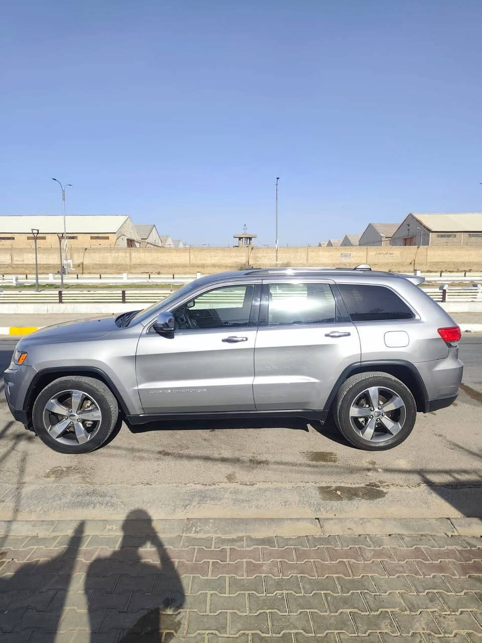 Jeep2015
جيب كراند شيروكي 2015 لمتدد 
رقم واسط ألماني 
فول موصفات عده الفتحه 
وارد أمريكي بدون قطره صبغ سياره جديده جداً 
ضرره جاملغ وبنيد مشدود أصلي نفس ألون 
عليه صيانه كامله تخم تاير حداديه صدر مابيه نقص برغي 
ماشيه 80الف ميل 
موصفات 
كشنات جلد بصمه كشن كهرباء كامره شاشه جبيره قطعتين تبريد 
تحكم أستيرن جهتين مانع تزحلق جام اوتو جنطه كهرباء 
نضام ملاحه اشاير مري 
وبيه بعد هواي موصفات 
عنوانه ... كوت مركز الكوت 
الاستفسار ..***********
