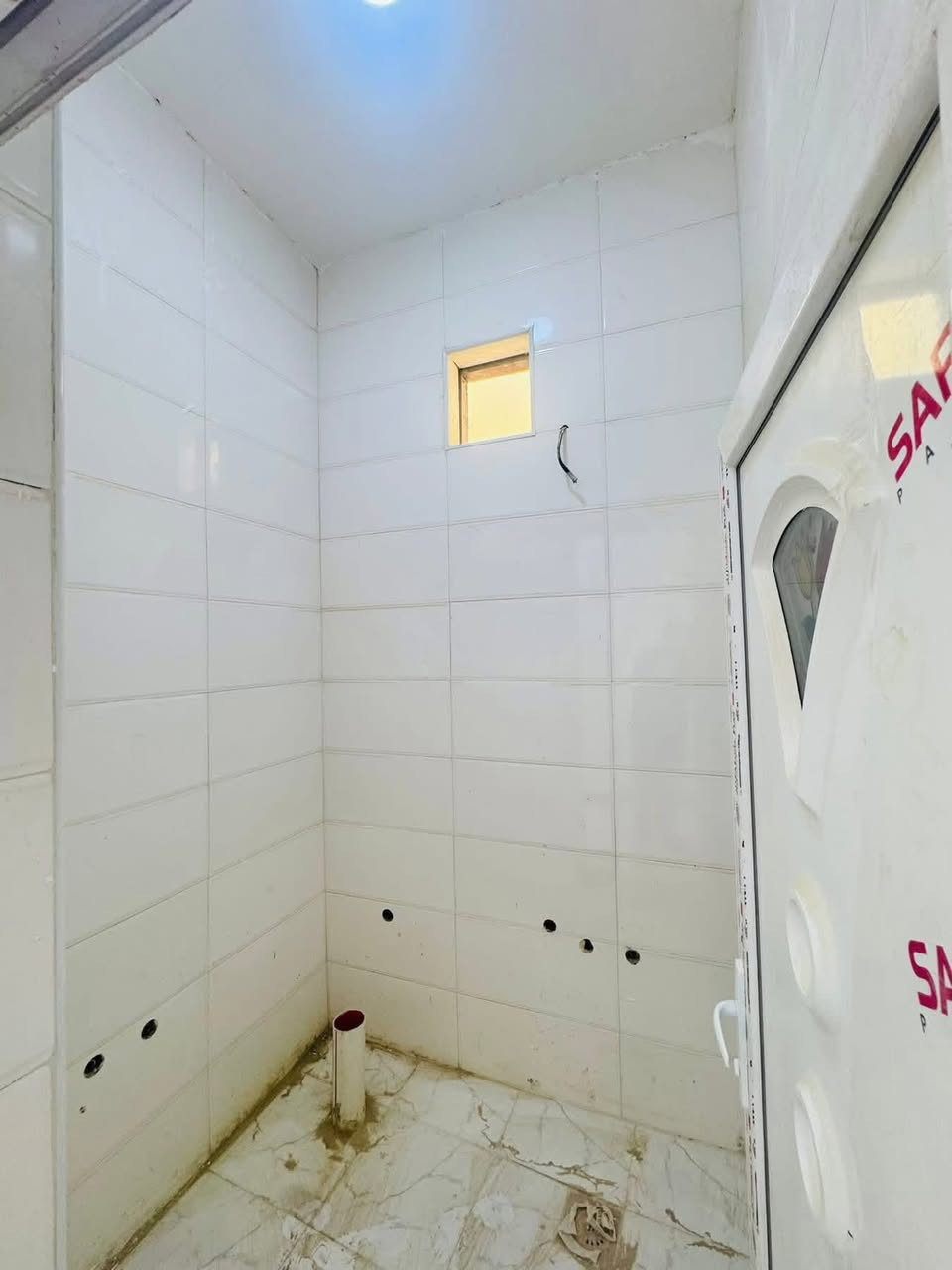 دار للأيجار 
مسـاحـة 100 متر
الموقع التقيـة الثالثـه قرب مجمـع روان 
طابق واحد يتكون من ..
 - أستقبال 
- غرفة نوم 
- صالة 
- مطبخ 
- حمام 
- تواليت خارجيه  
للأستفسار أتصال 
ــــــــــــــــــــ
*********** او واتساب
