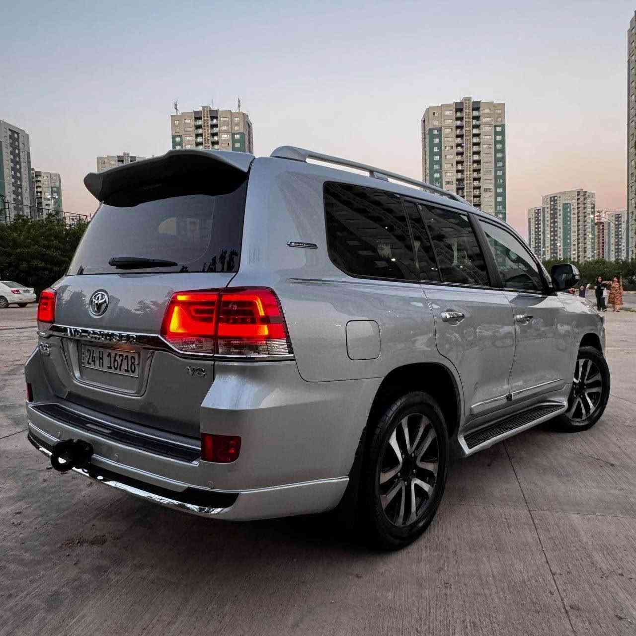 Land Cruiser 2017  V8  GX.R 
مودیل 2017  
8 سلندر 4600
فول مواصفات GX.R معروفە (کشنات جلد و کهربائ - لایت لید و زینون - بصمە و تشغیل عن بعد - 8 ایرباک - ثلاجە - شحن موبایل - 3 شاشات بلادی - سلاید و بعد بیلا هوایە مواصفات 
———————————————————————————————
مکفول کفالە عامە بدون صبغ  - بدون رصعات - بدون شخط حتی الرمل مابیها بس بیها بارد کلش صغیر و میبین لوککککک

———————————————————————————————

ماشی 140 الف کم حقیقی 
سنویە جدیدە و بسمی تحقیل و الوکالە حاظر نفس الیوم 
تایرات دانلوب اصلی و جدیدە و مسویلها سیرفس کامل 
———————————————————————————————
سعر بلاششششش جو سوک 398 ورقە و مجال کلش بسیط
مکان سلیمانییە 
تلفون *********** السليمانية, العراق
