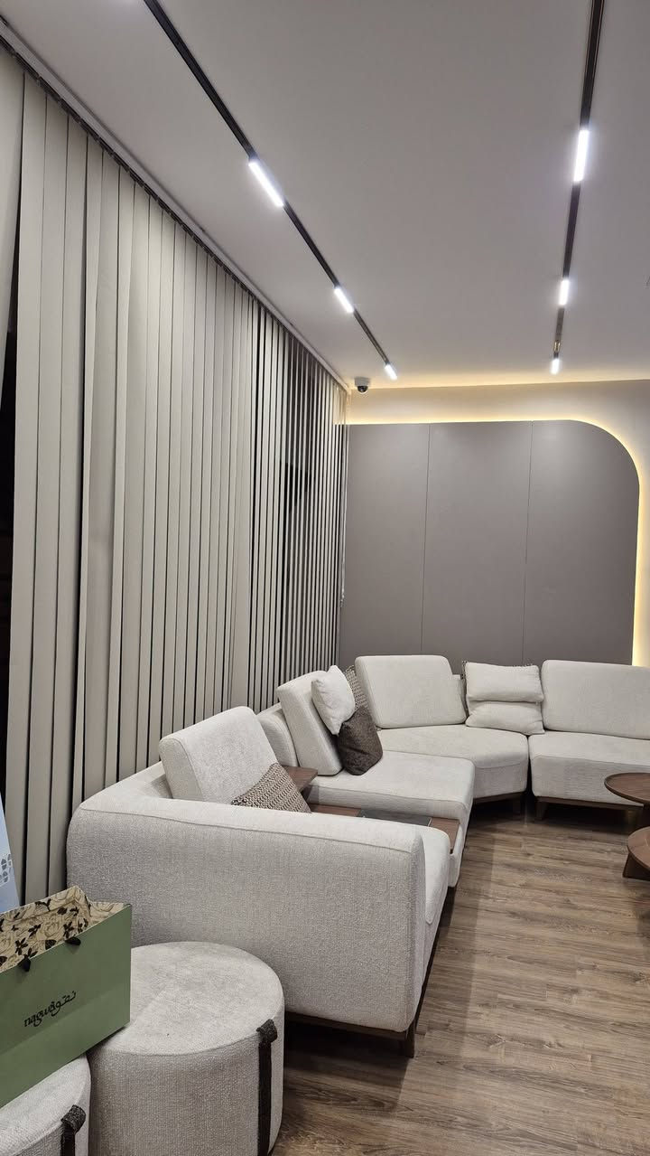 جزء من عملنا اعاده تأهيل وتغيير الديكور والكهرباء وفرش اثاث بتصميم هندسي عصري يناسب ذوق الزبون عملنا في جميع محافظات العراق للتواصل على الارقام 
0782 318 3433
