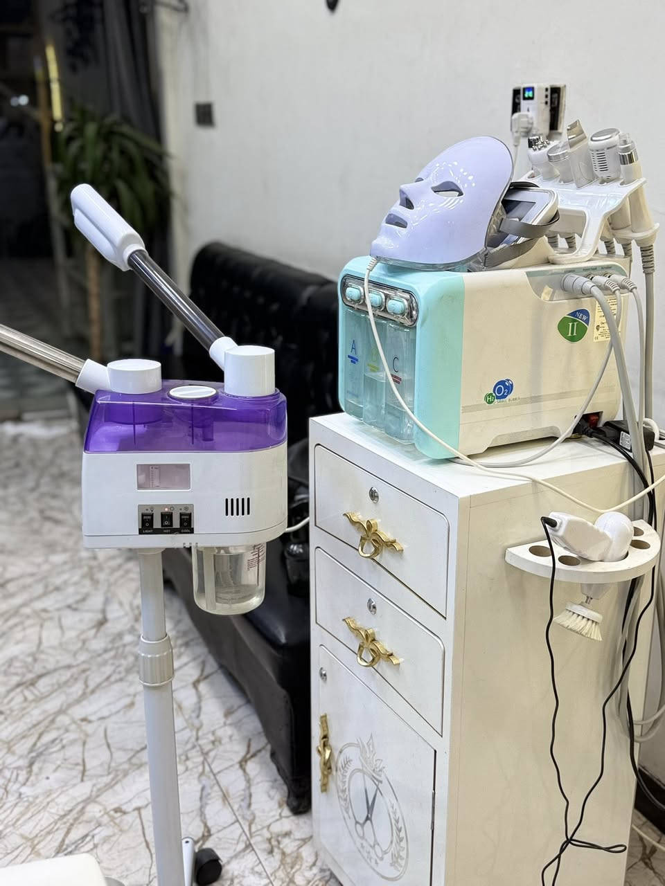 بغداد الزعفرانية
السلام عليكم 
جهاز هايدرو دبل ماطور
كرسي حلاقة جديد مامستخدم
جهاز بخار 
ديلاب +جرارات 
مراية انارة خلفية 
ستول دائري 
(بغداد الزعفرانية)
***********
