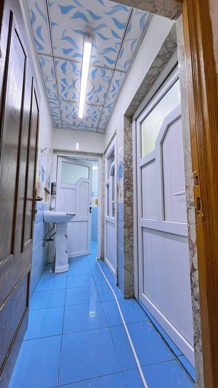 بيت طابقين للبيع
بيت سكني للبيع بمساحة 150م، مكون من طابقين، يقع في (القوسيات قرب اسواق ابو يوسف). 
الطابق الارضي:  ٣ غرف نوم- حمامات- استقبال و مطبخ. 
الطابق الثاني: غرفتين نوم مع سويت حمامات  و استقبال و مطبخ البيت بحالة جيدة و جاهزة للبيع و السكن. 
السعر المطلوب ٧٥ مليون 
للاستفسار عند مكتب الرياض مدخل الملايين الثانية او الاتصال على الرقم ***********
