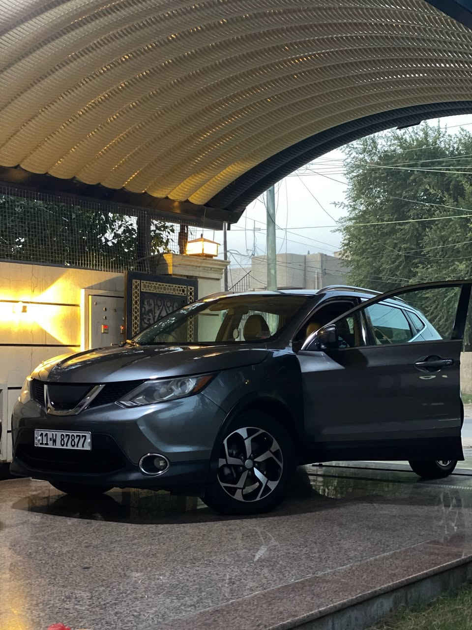 نيسان روج سبورت 2017 وارد امريكي (وجبة الزيرو)  بيها قطعتين صندوق + باب السياق صبغ امريكا بدون معجون وبيها قطعه جاملغ الامامي اليمين اثر طخه بالعراق
مواصفات SL فول للاخير
شاشه جبيرع +اربع كامرات (بلادي)
رادرات 360 + تحديد مسار ورادار تفاعلي 
بصمه تشغيل+ بصمة ابواب + تشغيل عن بعد
فتحة سقف (سلايد)
تدفئة كشنات + تدفئة مقود
فورويل + مود درايف
لد امامي + عدسات زنون + بروجكتر
شاير بالمري
فول تحكم ستيرن
بلوتوث + AUX+ USB
كشنات جلد + مخمل+ كشن السائق كهرباء 
تبريد بيانو + قطعتين امامي خلفي + مناخ منفصل
ويل كب حجم 17
رقم بغداد الجديد بسمي
السياره ماشيه 86 الف كيلو 
سعر السياره 145 وبيها مجال
مكان السياره بغداد حي الحامعه
رقم صاحب السياره (((((((((((  ***********  ))))))))) بي واتساب
