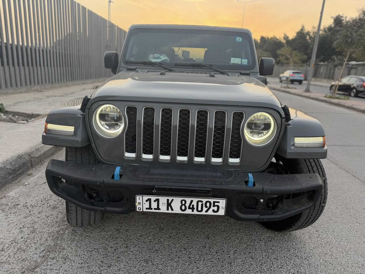 مساء الخير
جيب رانكلر 4Xe 2023 صحارى هايبرد  وارد امريكي 
 السياره  Jeep Wrangler 4xe 2023 2.0L 4 plug-in

حجم المكينه : 2000 تيربو + هايبرد + بلكن شحن خارجي

القدرة الحصانية 375 حالة حال الهيمي 

الشحن يمشيك 30 ميل

المسافه المقطوعه : 34 الف ميل     

الحادث كلين بدون قطرة صبغ حادثهة فقط دعامية 
                      

#المواصفات 

1.قماره تتفصخ اصير كشف
2.بصمه  تشغيل وابواب 
3.لوكير
4.كشافات 
6.شحن خارجي
7.بكلايت لد 
8 . شاشه
9.سستم صوت دمام خلفي + امامي 
10.لايتات زنون هايلوجين
11.كشنات جلد قرميدي بلادي 
12.سقق اسود بلادي 
13. تحكم استرين
14. ويل حجم 19
15. كامره خلفيه 
16. دوسات
17.لون مميز اسمنتي 
مكانهة بغداد الحرية السعر 28500$
للأستفسار ***********

