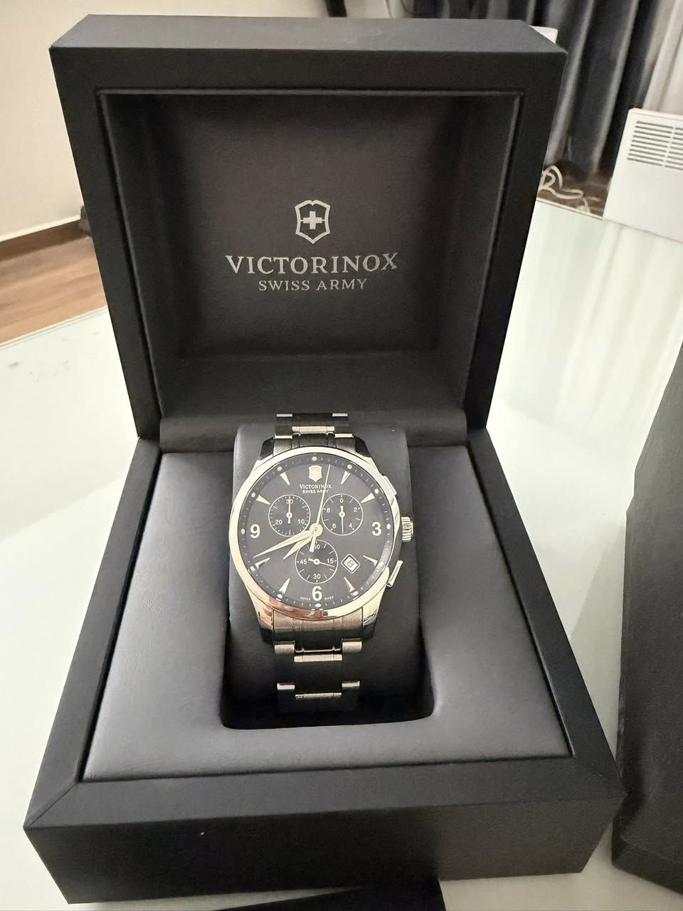 ساعه سويسريه اصليه 100% نوع VICTORINOX مستعمل بحاله ممتازه ستوب واتش كرونوجراف زجاج كريستال زفير مقاوم للخدش مينا لون اسود ملوكي قطر 42 قفل فراشه مع كامل المرفقات مطلوب 160 دينار اردني للتواصل على الخاص او على الرقم 0785261118


**إذا كنت صاحب هذا الإعلان وتريد حذفه لأي سبب، رجاءا أرسل رسالة إلى الدعم الفني**