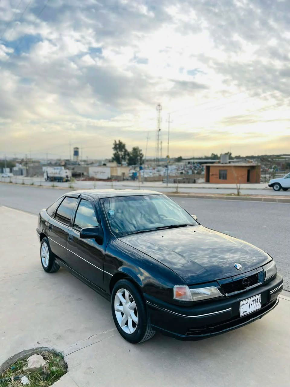 سلاوي خواتان ليبي ئوپل 
موديل ١٩٩٣ 
مه كينه ١٦ قايش پان و پاوه ر
گير و مه كينه به شه رت 
تازه پيش و دواي داگيراوه چركه ي تيدا نيه 
كاره باي و گيچ و گه رمي و فلچه هه مووي مه زبوته 
سه ياره كه ده عم و ليدران و خايسي نيه 
موس و براوه و وه رگه را به شه رت 
تيبيني سياره كه ئارم پلاستيك استنساخه 
به لام استنساخه كه ش پلاستيكه 
*********** كويسينجاك, أربيل
