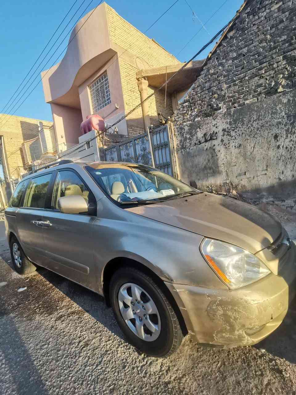 السلام عليكم
كيا سيدونا 2008، سيارة عائلية مريحة وواسعة جداً، تتسع لسبعة ركاب، مناسبة للعائلة والسفر.

المحرك 6 سلندر قوي وسحب ممتاز، مكيف ثلج أمامي وخلفي، قير أوتوماتيك تبديل ناعم، السيارة مرتبة وما بيها صرف غير طبيعي.

الداخلية نظيفة، كراسي مرتبة، فتحة أبواب جانبية عملية، مساحة تحميل كبيرة بالخلف.

السيارة مناسبة للي يريد راحة ومساحة بسعر مناسب.

السعر 120 قابل للتفاوض بعد المعاينة.


**إذا كنت صاحب هذا الإعلان وتريد حذفه لأي سبب، رجاءا أرسل رسالة إلى الدعم الفني**