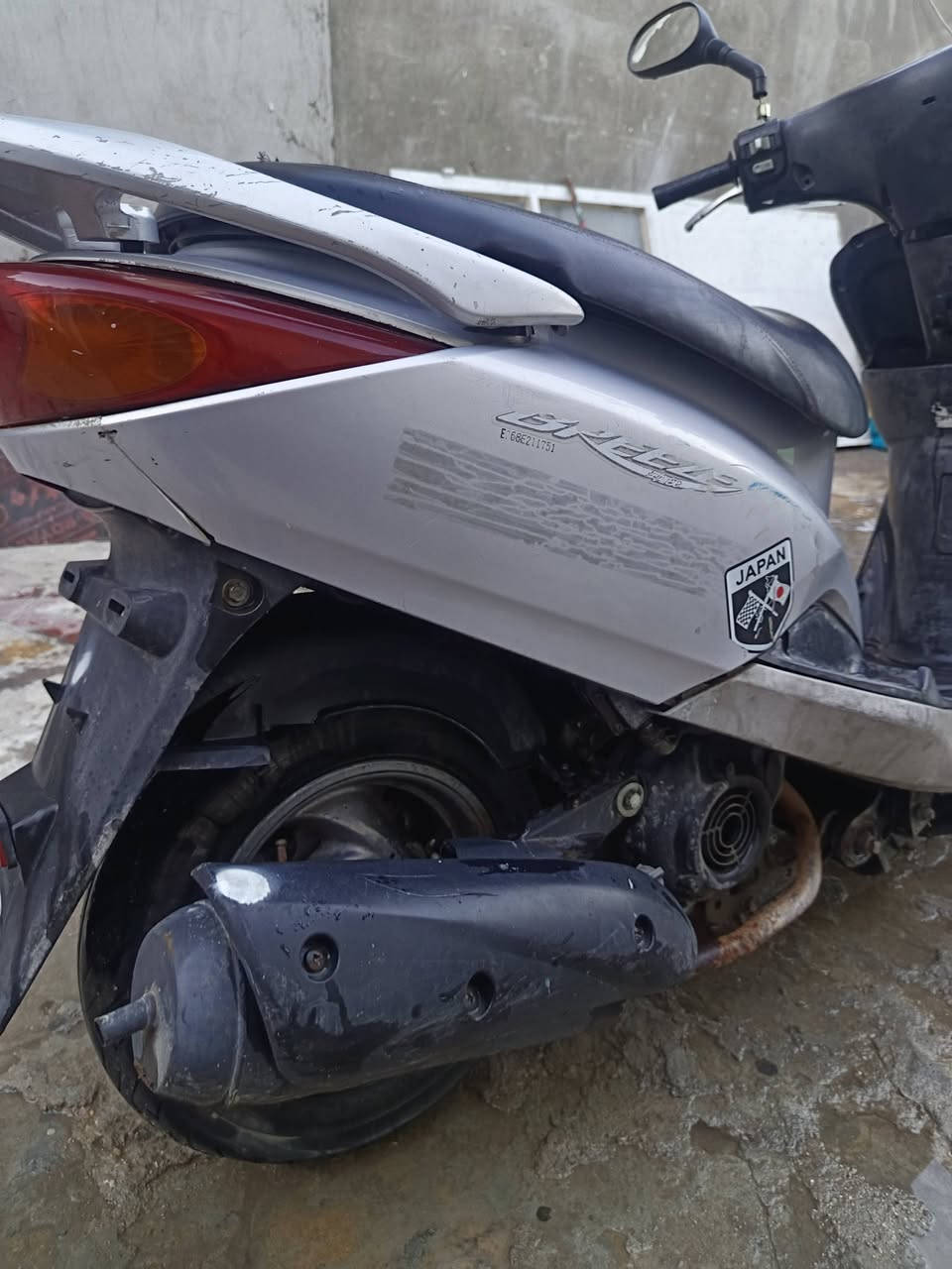 سلام عليكم بريز للبيع ياباني مكينه ما مفتوحه وخير من الله كفرات كلها مختمه كابريتر بلادي  بيها نواقص بسيطه كلج امامي شويه تعبان والدكمه مال سلف اشكل بس هندر بكل وكت شغاله سعر 400 وبيها مجال مكاني بغداد جميله رقم *********** اوراق كامله
