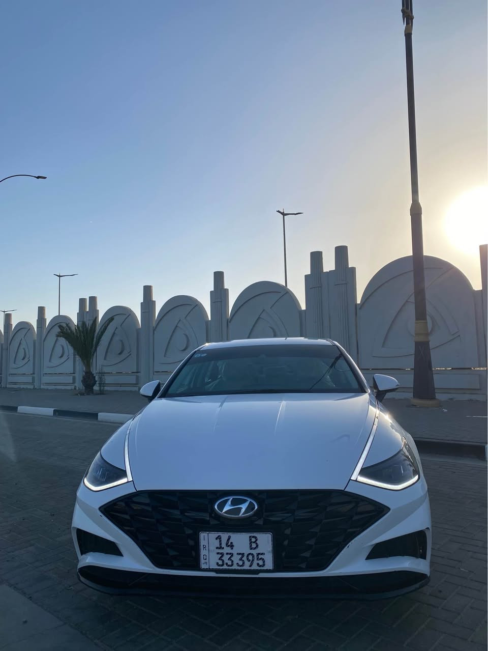 السلام عليكم 
سوناتا  2023 لون ابيض داخل ابيض مميز 
محرك 2500  
مواصفات : 
- دخول ذكي ( بصمة )
- تشغيل عن بعد 
- كامره خلفيه
- تحديد مسار 
- قياده ذاتيه 
- هاند بريك بصمه 
- اوتو هولد 
- درايف مود (اربع وضعيات قيادة)
- كشن السائق كهرباء 
- تدفئه مقاعد 
ويل 17رياضي
- ضرر //  ضربه خلفيه صبغ بالچاملغ الخلفي الايسر اما بقيه السياره كلشي مكفول السياره حره باسمي تحويل ثاني يوم
*********** البصرة, العراق
