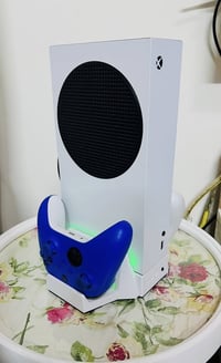 Xbox series S (512g)  سبب البيع لعدم التفرغ ملحقات كامله وبي هدايه اضا...