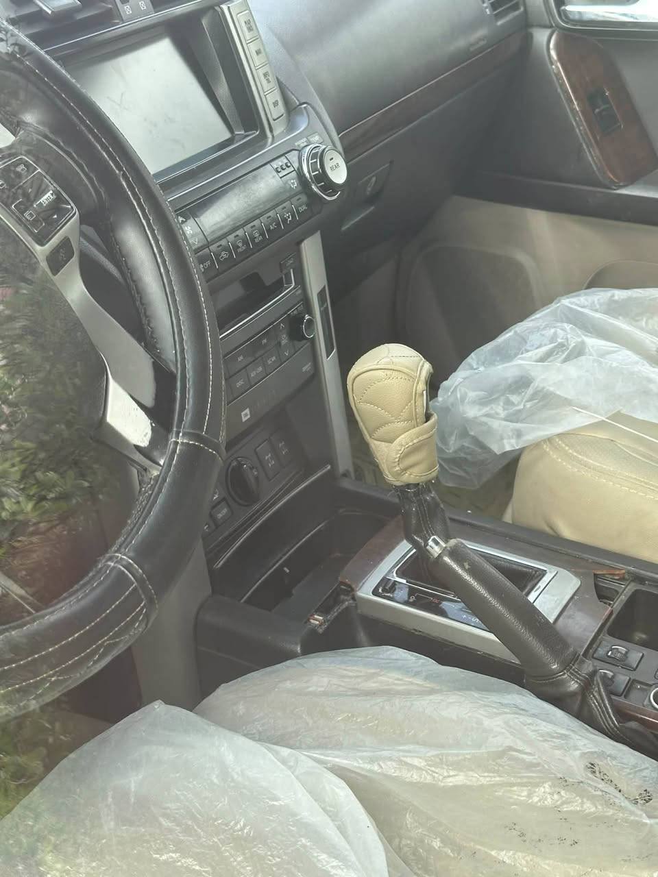 السلام عليكم برادو للبيع فول مواصفات لكزز
فتحه بالسقف جكات المري شفط مكينه 6 مكفوله دبل تانكي وبعد بيها هواي مواصفات موديل 2010 صبغ بابين بدون دواخل
التواصل: ‭0772 689 2904‬
