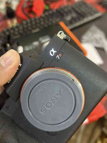 سوني a7R4 بدي فقط مع جميع ملحقاته الاصليه حتى وصل الشراء مال الشركه موجود والكارتون 
نسبه نظافة 99‎%‎ استخدام شخصي 
السعر مليون و 750 قفل قفل ملاحظه عن الحلال والحرام الكاميرا مفتوحه وسبب الفتح مثل ماموضح بلصوره امامكم الشراي يجي للبيت تفحص اشوف شغلها وكلشي اله تاخذها ونطيك ضمان بيها 
***********
بابل - القاسم
