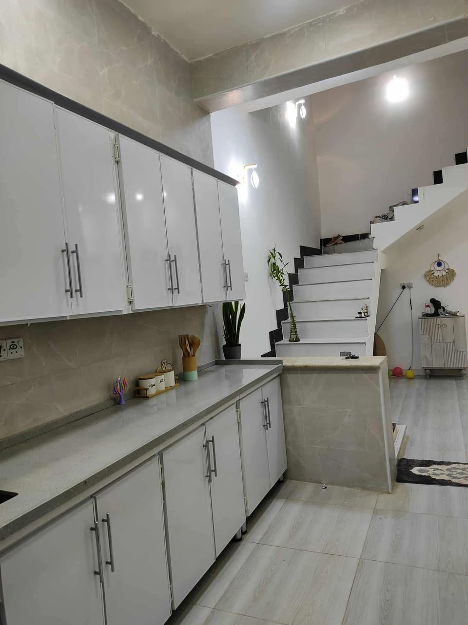 دار زراعي للبيع مساحه١٠٥م في منطقة الصخيين شارع المدارس 
يبعد عن شارع١٥٠م بناء جديد ٢٠٢٥
بناء طابوق وسقف وكونكريت وأساس صب وشارع ١٠م
يتكون من غرفه وصاله وديوانيه ومطبخ وصحيات داخليه وخارجيه ومناور خدمات ماء ومدارس 
السعر 
تواصل معنا 
على صفحة الفيس بوك ( الامل للعقار) 
او الاتصال على الرقم التالي*********** 
***********
للمزيد من العروض على الفيس بك 
https://www.facebook.com/profile.php?id=100087963616783&mibextid=2JQ9oc

للمزيد من العروض على حسابنا التيليجرام (الامل للعقار)
https://t.me/ameralkabe

للمزيد من العروض على حسابنا الواتساب (الامل للعقار)
https://chat.whatsapp.com/
