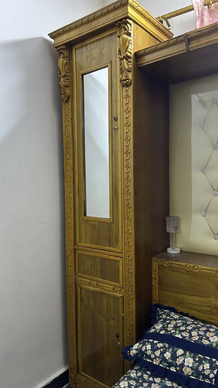 غرفة نوم شغل عراقي درجه اولى
كلفتني 3 مليون استعمال سنه واحد  واريده ب 1 ونص 
نضافه 100% مستعجل على بيعته.  عنواني بغداد الامين الثانيه   رقمي. ***********
