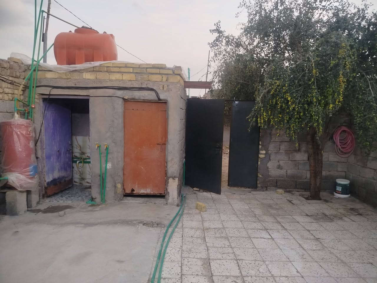 سلام عليكم بيت زراعي للبيع المساحه 112 متر 
يحتوي على غرفه وصاله ومطبخ وصحيات ومنوور 
الموقع خلف دور الشهداء 
الرقم ***********
