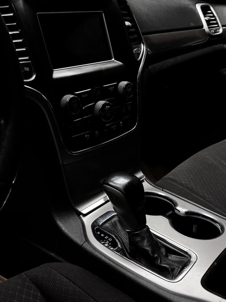 السلام عليكم ورحمة اللّٰه
للبيع سيارة : جيب كَراند شيروكي فئة لاريدو لون اسود
•الضرر : باب وجاملغ صبغ وقبق الجنطه صارت بي طخه هنا ونصبغ يعني بدون تبديل
﻿الرقم :مرقم بابل
﻿﻿المواصفات :
﻿﻿السيارة : #جيب_كراند_لاريدو
الموديل : 2018
المحرك : V6 3600 (ستة سلندر)
حجم الويل: ويل كب حجم 18 مع طقم تايرات بحالة ممتازة حساسات خلفية اصل
كامرة خلفية اصل
لايتات ابيض عالي وناصي مع كشافات دعامية بصمات عدد 2 للابواب مع بصمة تشغيل تحكم فول كهرباء لكرسي السائق
شاشة الدشبولللتحكم بايعازات السيارة
تبريد قطعتين امامي وخلفي
نشغيل عن بعد
تحكم ستيرن جهتين بلوتوث وحاكية وكروس سرعة وتحكم صوت
نضام ABS مانع انزلاق 
السعر 190 وبيها مجال 
تواصل واتساب فقط 
***********
