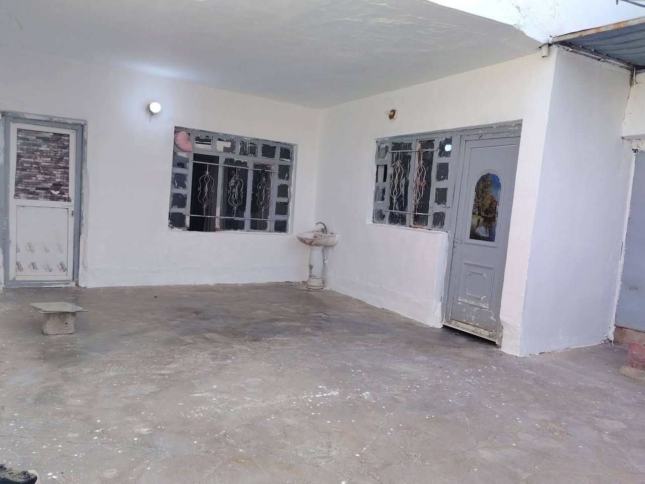 دار للبيع مساحه 200 منطقه علياوه هول مع مطبخ  و 4 غرف حوش خلفي شارع تبليط البيت نضيف
***********
***********
