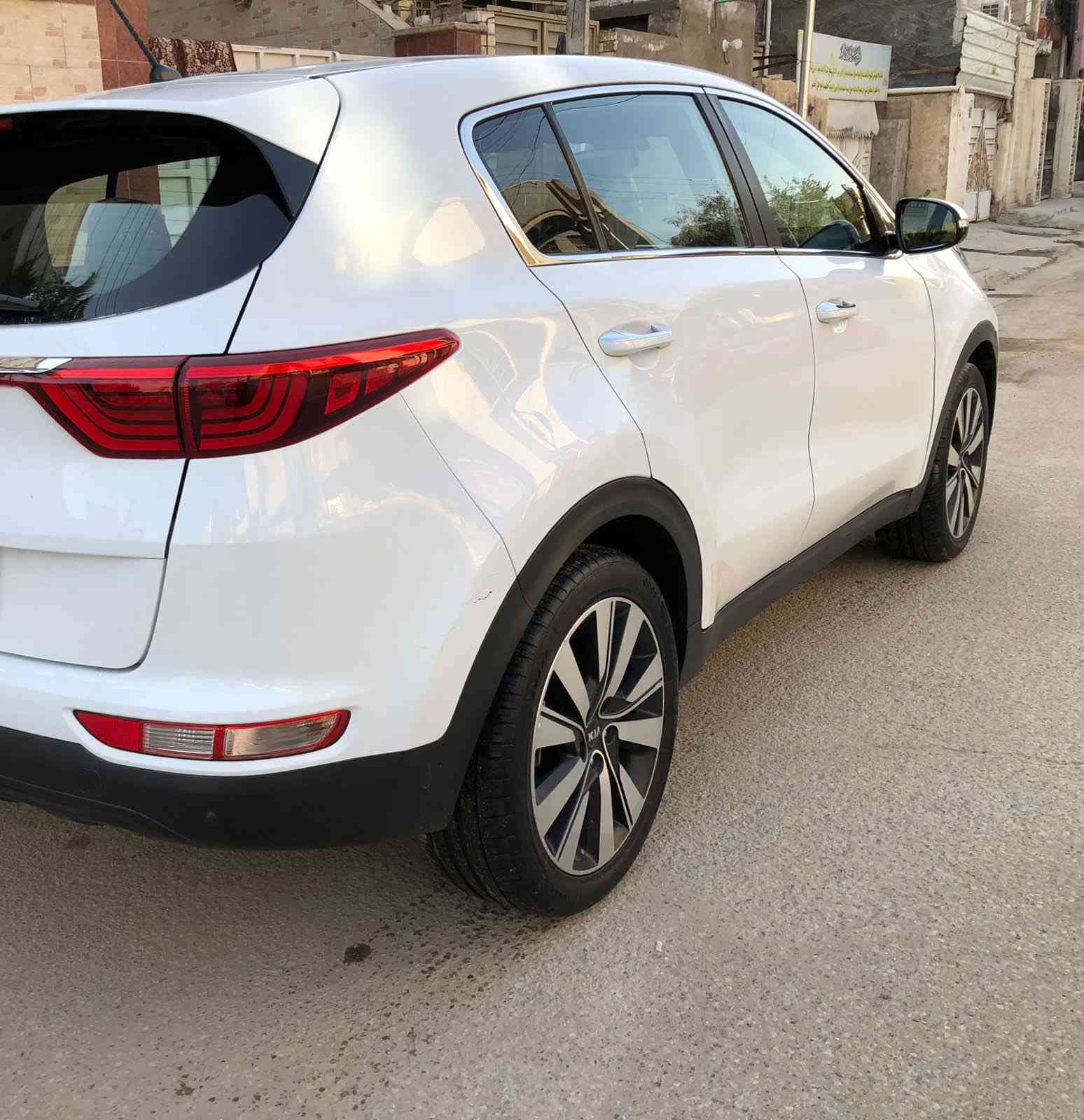 السلام عليكم من رخصة ادارة الكروب
بيع & مراوس حسب القناعة 

كيا سبورتج وارد خليجي موديل 2017 رقم شمالي 

لون ابيض محرك 2000 دوش ماشيه 115 الف كيلو 

متر حقيقي السيارة بيه سونار فحص مرفق بيه بارد 

بسيط بي دي ار مشتغلي + مسوين صيانه دوريه للمحرك 

السيارة تبريد قطعتين امامي خلفي / شاشه تاب 

كامرا / تحكمات استيرن / حساس خلفي / 

سيارة بلحقيقه احلى من الصور 

السعر ب 175 ورقه مع المجال 

رقمي ***********  بي واتساب 

الاثير / ***********  .
